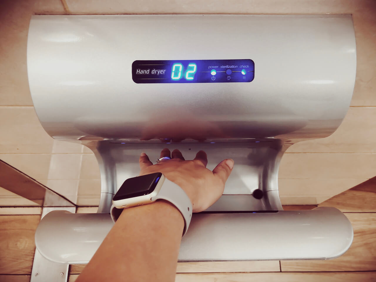 Hand drying with timer